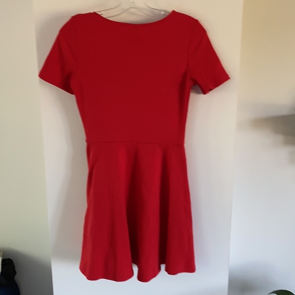 🌷. NWT H&M divided red tee dress red lips eye lashes - Picture 4 of 5